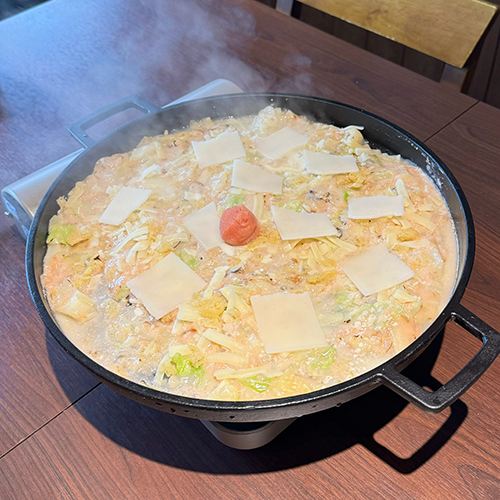 鍋の人気塩スープを使用した、こだわりのもんじゃ焼き！2人前程度の大ボリュームでお酒のおともにも◎