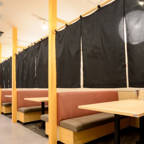 <p>ゆっくりお食事を楽しめる半個室席完備!個室でのご宴会は最大50名様までご利用可能です◎お子様連れのお客様でも安心してお食事をお楽しみいただけます。※個室以外の宴会は最大32名様まで</p>