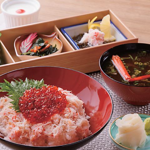 御膳メニュースタート！写真はかにいくら丼御膳です！平日ランチタイムは300円お値引き！かにざんまいに御膳メニューが登場！小鉢3種、どんぶり、あら汁、杏仁豆腐のセットです！他にもかにすき鍋御膳や上寿司御膳もあります！御膳メニュー各種、平日ランチタイムは300円お値引き！