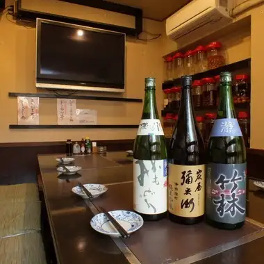 京京宴套餐（含2小時暢飲）：8道菜，包括刺身、煲仔飯和烤豬肉。 7500日圓（含稅）