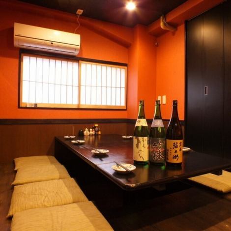 【半個室5名～最大8名まで】パーテーションで区切れる掘りごたつ式お座敷個室は最大16名様までご利用可能。落ち着いて語り合える空間は接待にも最適。都会の喧騒を離れた新橋の隠れ家居酒屋。