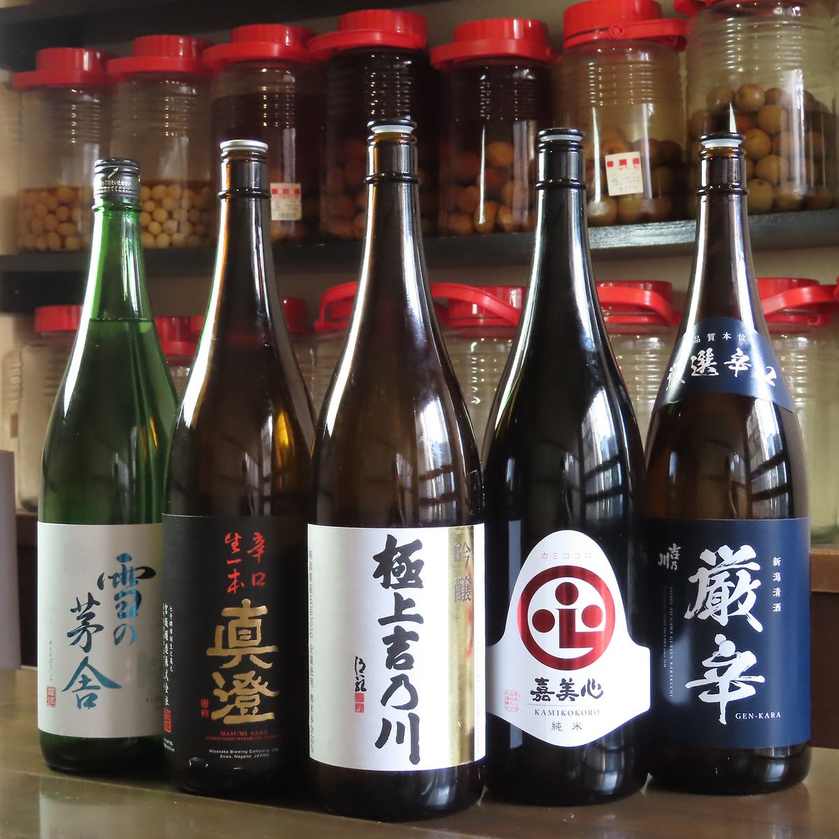 多様な日本酒をご用意しております。こだわりの刺盛と相性◎
