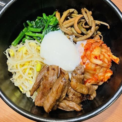 石頭煮熟的石鍋拌飯