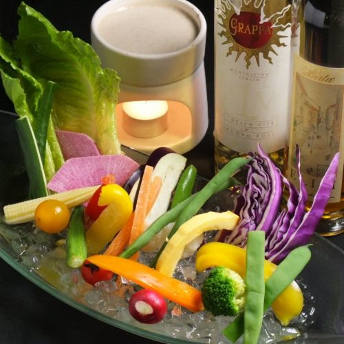 Carefully selected vegetables Bagna cauda with warm garlic-flavored anchovy cream sauce