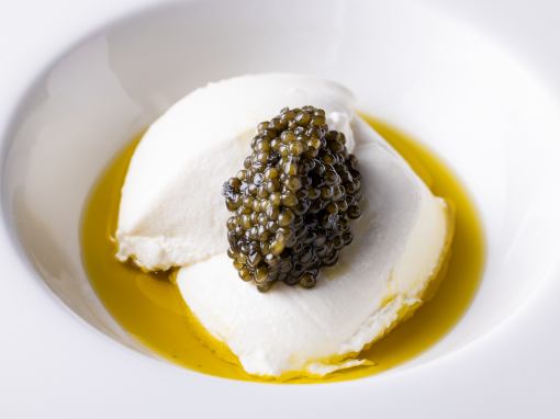 【晚餐套餐A】可選標準套餐，包括起司布丁和魚子醬作為開胃菜