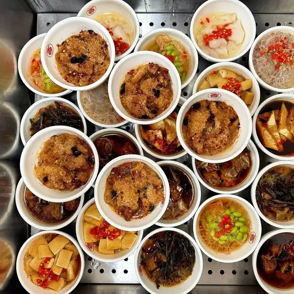 カウンター上の保温台からお好みの蒸し料理をセルフサービスで取る、新しいスタイルの食体験をご提供します。自分の目で見て選ぶ楽しさは、従来の定食スタイルにはない魅力です。モバイルオーダーも導入しているため、過度な接触を控えつつ自分のペースで過ごせる、現代のニーズにマッチした快適な空間を実現しました。
