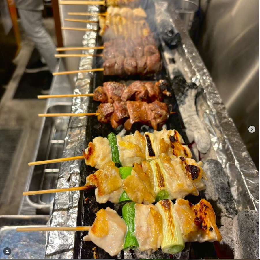 ジューシーな焼き鳥や多彩な串焼きを楽しめる、足立区新田の親しみやすい居酒屋です♪