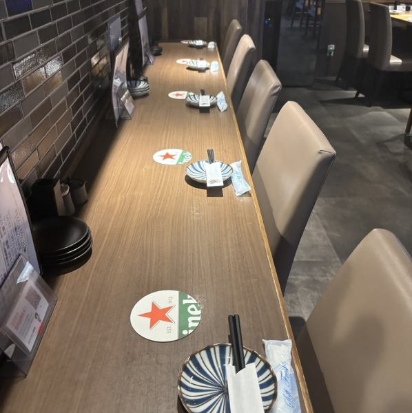 【ご夫婦やご友人同士でプライベートな一杯】おひとり様も気軽に座れるカウンター席は5席をご用意しております◎カジュアルに利用できる雰囲気でリーズナブルなメニューも多く、気兼ねなく普段使いができる居酒屋です♪【王子/東十条】