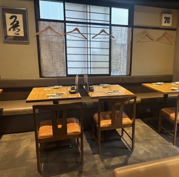 【ご家族のお食事にも使いやすいテーブル席】シーンを選ばないお洒落なテーブル席は、2名様掛けを3卓・4名様掛けを2卓ご用意しております◎片側がソファになっているお席もございますので、お子様連れの方にもおすすめ。【王子/東十条】