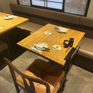 【2名様用テーブル席】大人の居酒屋デートにも使いやすいサイズのお席。美味しい料理で距離がぐっと縮まります♪【王子/東十条】