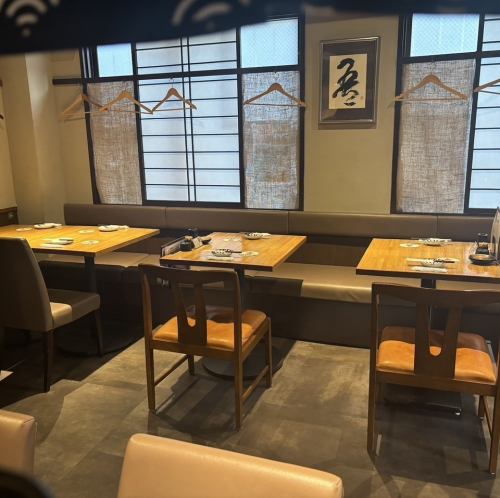 【4名様用テーブル席】片側がソファになっているお席もございますので、お子様連れのご家族のお食事にも最適◎【王子/東十条】