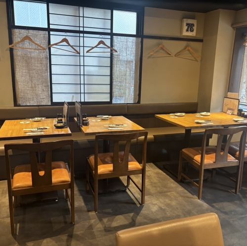 【4名様用テーブル席】お洒落でスッキリとしたお席で、カジュアルに楽しむ焼鳥＆串焼き女子会にもおすすめです♪【王子/東十条】