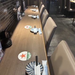 【ゆったり過ごせるカウンター席】おひとり様も気軽にお寛ぎいただけるカウンター席は5席をご用意しております◎【王子/東十条】