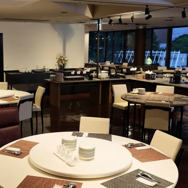 從位於豐橋休閒酒店二樓的豐太郎餐廳，您可以俯瞰庭院及其花園教堂，並在寬敞開闊的氛圍中享用精緻的中國美食。