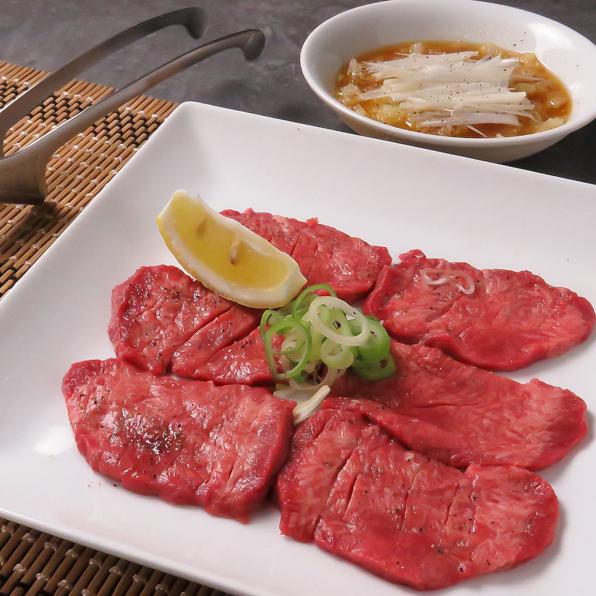 You can enjoy various cuts of premium meat and special delicacies all at once.