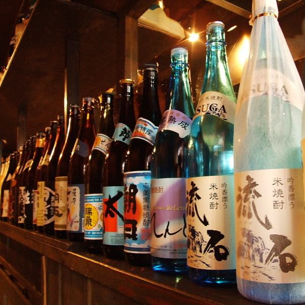 【居酒屋ならではの雰囲気を体感♪】店内に入るとカウンターに並ぶ自慢の焼酎。ご自宅では味わえない「外食」の雰囲気を存分に感じながら、ゆったりとお食事を楽しめることが魅力♪芋・麦・黒糖焼酎など種類豊富！お好きなお味を探してみるのもいいかも！