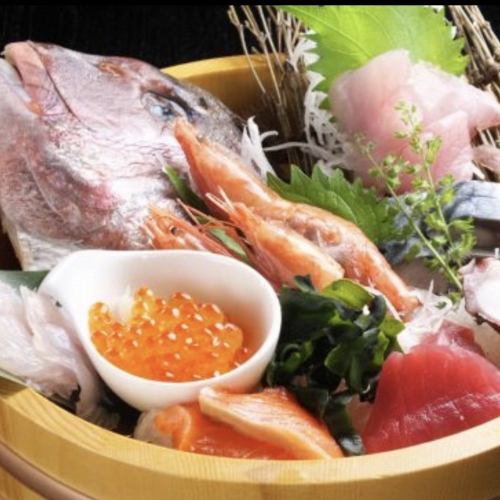 <おすすめ>刺身の盛り合わせ（桶盛り）（2人前）