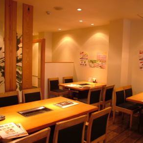 The inside of the restaurant is bright and easy to enter, so please come and enjoy your meal!