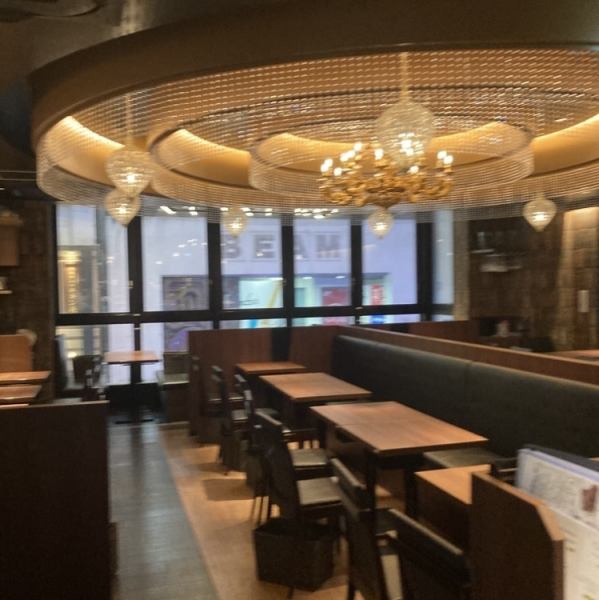 商店内部是一个现代而轻松的空间。桌席座位宽敞，室内照明营造出时尚的氛围。我们还提供可容纳 10 至 14 人的座位，非常适合小型聚会，因此请随时联系我们。