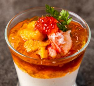 ウニ・カニ・イクラを添えた季節のムース　オマール海老のジュレ