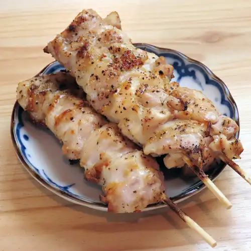 “新鲜串烤盐渍鸡肉”——尝过之后，你会被它蓬松的口感所惊艳。