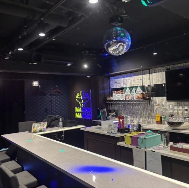 カウンター越しに躍動する筋肉は圧巻！手の届きそうな距離で繰り広げられる、ライブ感満載の筋肉美を体感。