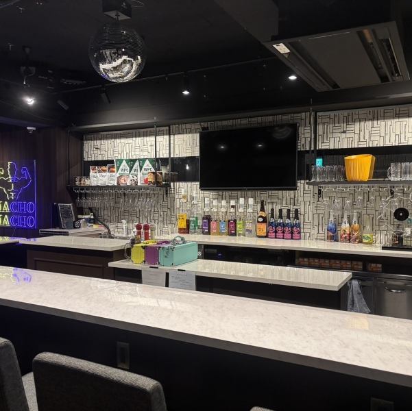 都会的なネオンが筋肉のカットを際立たせる、洗練された空間。重低音のBGMが宴のテンションを加速させます。