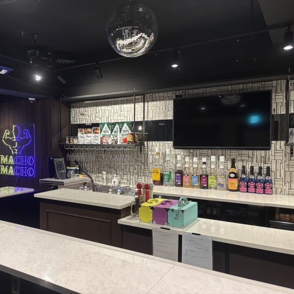 プロテインシェイカーやダンベルなど、遊び心ある装飾がズラリ。隅々まで「マッスル」を感じる内装です。