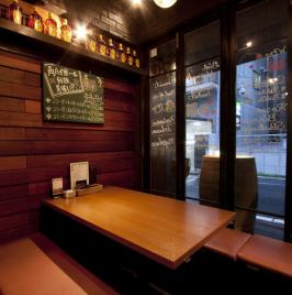 4～6名様テーブル窓際は落ち着ける人気席♪外が眺められる広めのお席。プチ宴会や友人と、女子会など幅広く使えます！！