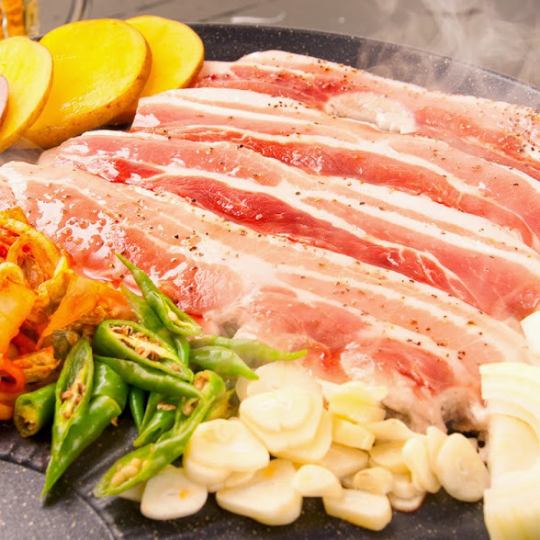 月曜火曜は3時間 人気のサムギョプサル食べ放題2時間＆サイド11種、飲み放題付き！3500円