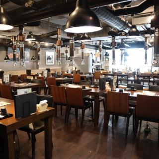 ゆったりと広い清潔な店内　　　