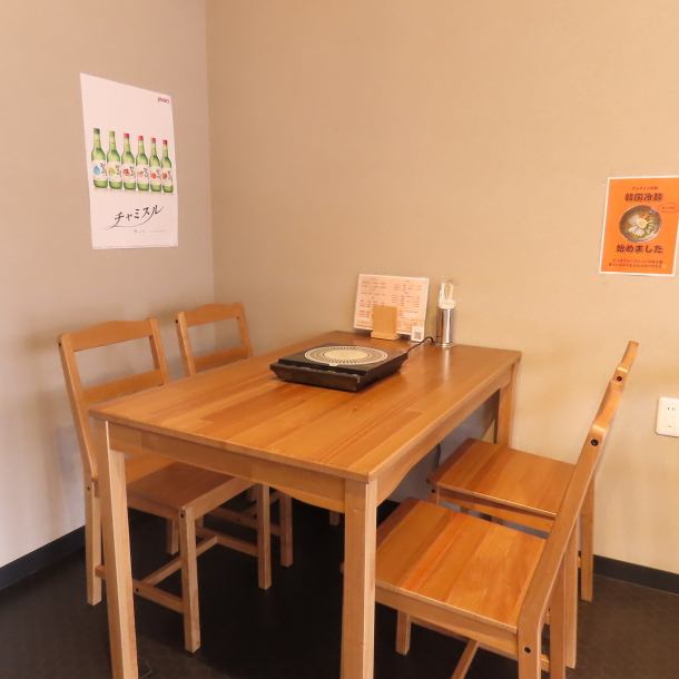 【カジュアルに普段使いも歓迎】南小倉駅出口より徒歩約11分。店内はグレーを基調とした壁とブラックの床が、シンプルながらも洗練された印象を醸し出す落ち着きのある空間です◎家族のお食事からご宴会まで様々なシーンでご利用ください♪