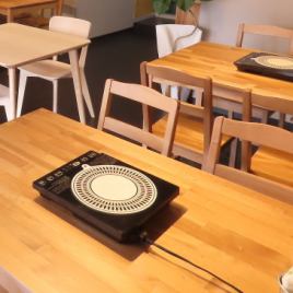 【普段使いもOK】グレーの壁にブラックの床で、落ち着いたシックな内装。2名様席はご夫婦のお食事にもおすすめ。