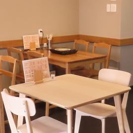 【親しいご友人と】4名様掛けテーブル席でゆったりと。気の置けないお仲間同士で集まって語らう充足したひととき。