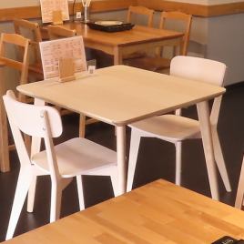 【韓国メニューで女子会】使いやすいテーブル席は女子会にもマッチ。駅近くのおしゃれなお店で楽しくお食事♪