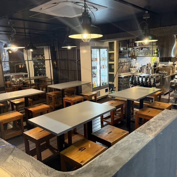 開放感あふれる人気のテラス席。心地よい風を感じながら、ゆったりとした時間をお過ごしいただけます。昼は明るい陽射しの中で爽やかに、夜はやわらかな灯りに包まれて特別な雰囲気を演出。デートや女子会、仲間との集まりにもぴったりの特等席です。季節を感じながら、いつもとはひと味違うひとときをお楽しみください。