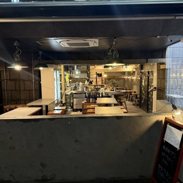 新宿御苑駅徒歩3分の好立地。扉を開けると温かみのある空間が広がり、ほっと落ち着ける雰囲気が魅力です。お一人様でのサク飲みはもちろん、友人との食事や各種ご宴会まで大歓迎。気軽に立ち寄れて、ゆったり過ごせる居心地の良いお店です。普段使いにも特別な日にもぴったりの一軒です。