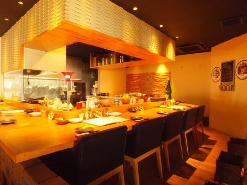 <p>A counter with a great atmosphere.Actually, this seat ... It&#39;s a couple seat.Many customers use dates!</p>