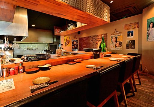 雰囲気抜群のカウンター。実はこのお席…カップルシートになっています。デート利用のお客様も多数！