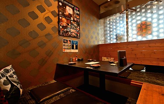掘りごたつ式個室！中人数の場合は個室をつなげて最大8名様まで収容可能です。