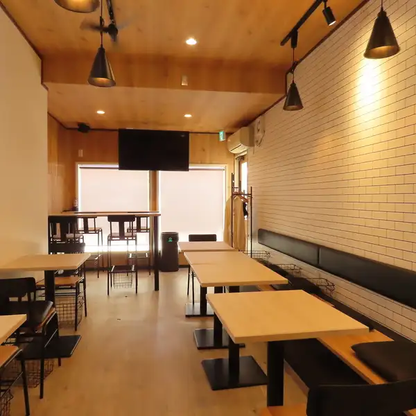 店舗コンセプトは「日常の少し先にある、音と珈琲の隠れ家」。店名の「419」には「良い空間（419）」という意味が込められており、日常の喧騒から離れてリラックスできる豊かな空間をご提供します。お一人様でのカフェ利用から少人数でのサク飲みまで、心やすらぐ至福のひとときをご堪能ください。