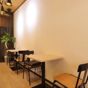 人数に合わせてレイアウト変更が可能なテーブル席です。ご友人とのランチやカフェタイム、少人数での飲み会など様々なシーンに活躍します。