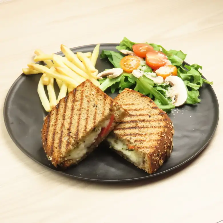 MOZZARELLA & TOMATO　モッツァレラチーズとトマト