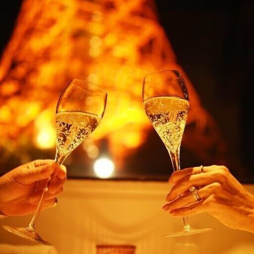 東京タワーの真下に佇む”タワシタ”。ライトアップされた東京タワーを眺めながらお食事ができるのが、当店の魅力のひとつです。繊細なフレンチと特別な空間が、心に残る思い出を演出します。