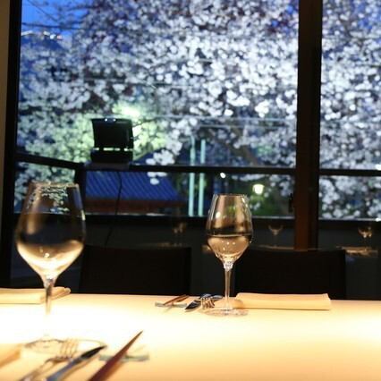春になれば桜もお楽しみいただけます！間接照明が照らす、シックで落ち着いた雰囲気の店内から楽しむ東京タワーと桜の共演。夜桜見物をしながら味わうフレンチもまた格別のひとときです。