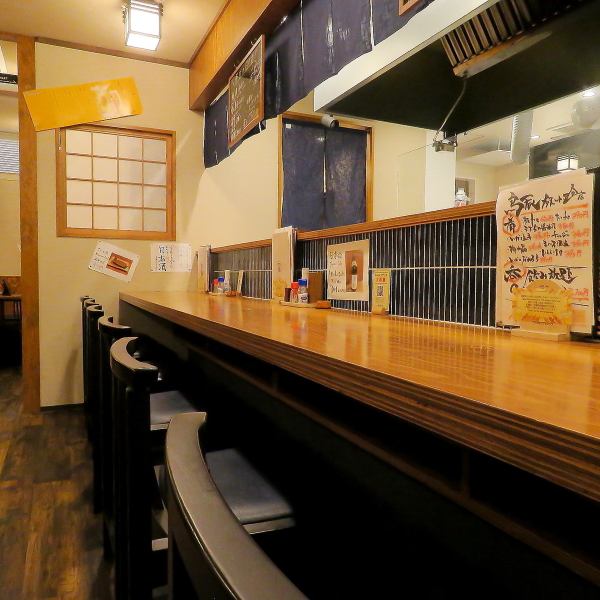 落ち着いた雰囲気の中で、心地よいひとときを過ごせる店内。広々としたカウンター席は、友人との会話や一人の時間を楽しむのにぴったりの空間です!お仕事帰りやランチ利用も大歓迎◎