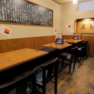 温かみのあるくつろぎの空間です。木のぬくもりを感じるテーブルと、心地よい座り心地の椅子が、仲間との楽しいひとときを演出します。