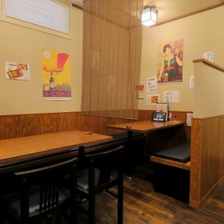 落ち着いた雰囲気の中で、料理を味わうことができます。友人や家族と心温まる時間をお過ごしください。