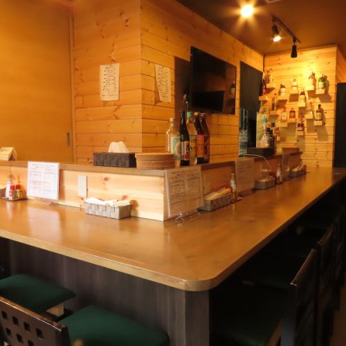<p>8名様まで座れるカウンターはお一人様でのお食事やデートにぴったりの空間です。落ち着いた和の雰囲気でお食事をお楽しみくだいさい♪</p>