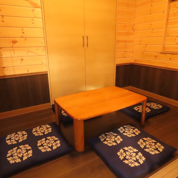 当店では最大5名様でご利用いただける、お座敷のお席を1席ご用意しております。こちらは事前予約必須となりますので、小規模での集まりに是非当店をご利用下さい。